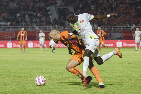 Foto: Dihiasi Kartu Merah, Persebaya Curi Poin dari Markas Borneo FC