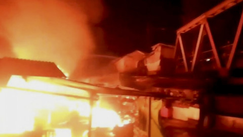 Lapak Pedagang di Pasar Kedungwaringin Terbakar, 12 Unit Damkar Dikerahkan