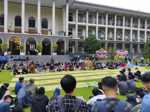 Rektor UGM Temui Mahasiswa yang Seminggu Berkemah di Balairung