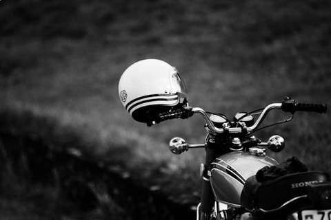 Menggunakan Helm saat Mengendarai Kendaraan Bermotor merupakan Contoh Norma?
