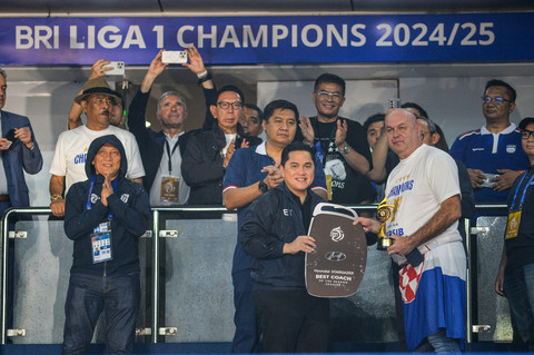 Erick Thohir Sesalkan Nyala Flare di Laga Persib vs Persis Solo