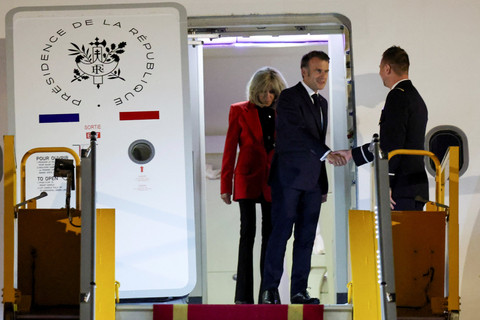 Momen Wajah Macron Didorong Istri saat Tiba di Vietnam