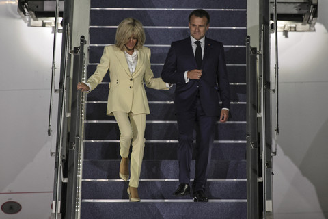 Momen Macron dan Istri Gandengan Tangan saat Tiba di Indonesia