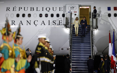 Foto: Turun Dari Pesawat Berdua, Emmanuel Macron dan Istri Tiba di Indonesia