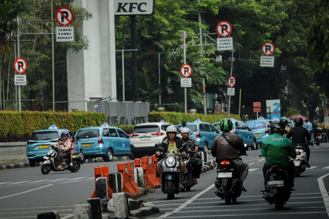 Foto: Aksi Nekat Pemotor Lawan Arah di Kalibata
