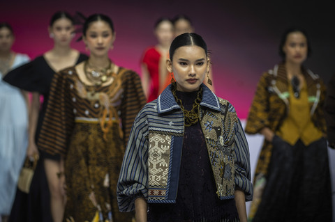 Foto: Melihat Puncak Perhelatan Indonesia Fashion Week 2025