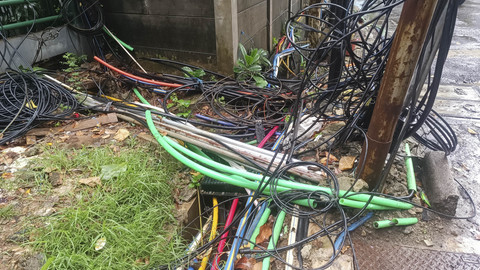 Melihat Semrawutnya Kabel Tanam di Sepanjang Jalan Kuningan Barat, Jaksel