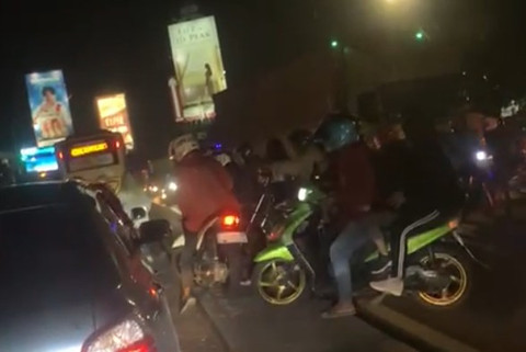 Jalan Ciawi-Sukabumi Macet, Motor Pilih Terobos Pembatas Jalan