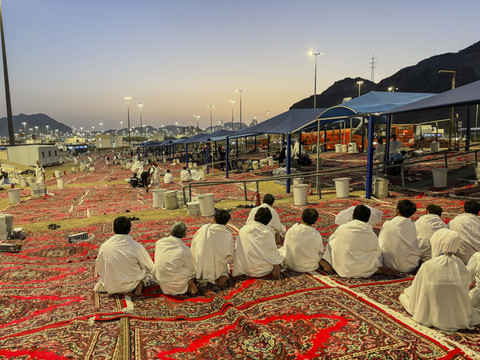 Jemaah Haji RI Mulai Tiba di Muzdalifah, Lakukan Mabit Sebelum ke Mina