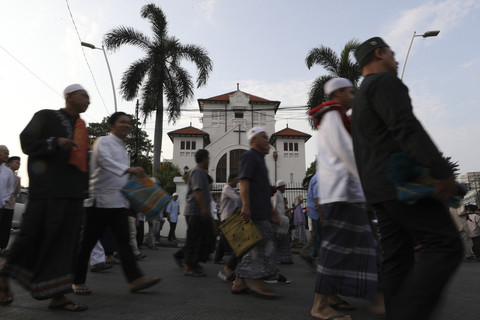 Foto: Indahnya Toleransi saat Salat Idul Adha di Depan Gereja Jatinegara