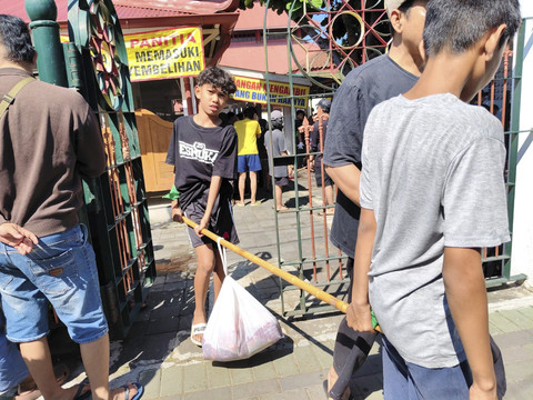 Potret Gotong Royong Warga Kauman Yogya Sembelih-Bagikan Hewan Kurban
