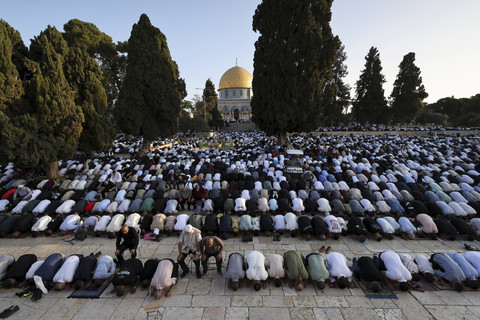 Foto: Warga Palestina Laksanakan Salat Idul Adha di Halaman Masjid Al-Aqsa