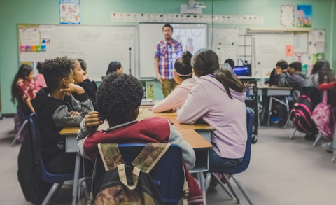10 Contoh Guru Profesional dalam Mendidik di Sekolah