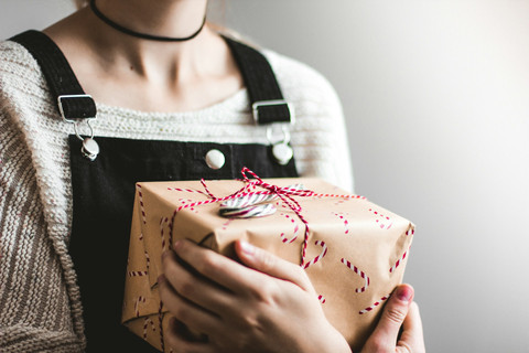 6 Rekomendasi Hadiah Perpisahan Teman Kantor yang Berkesan