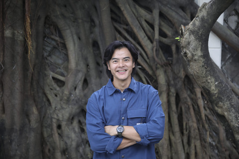 Dion Wiyoko Bikin Pameran Foto di Film Sore: Istri dari Masa Depan