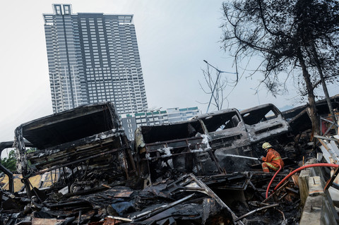 Bus Bekas TransJakarta Terbakar di Terminal Rawa Buaya, Jakbar