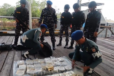 TNI AL Gagalkan Penyelundup 48 Kg Sabu Jaringan Malaysia di Perairan Dumai