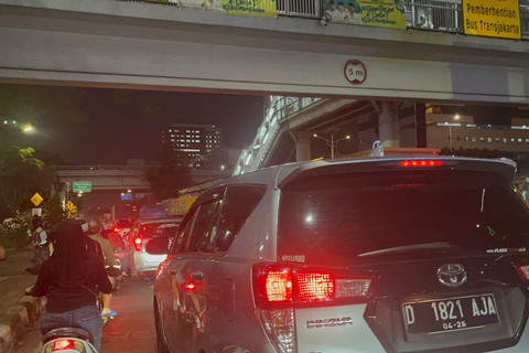 Sempat Macet, Jalan S. Parman-Tomang Mulai Lancar Usai Insiden Mobil Terbakar