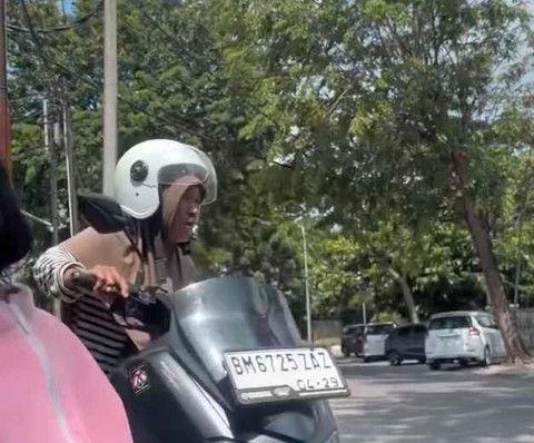 Naik Motor NMax, Ibu di Pekanbaru Turunkan 2 Anak untuk Ngemis