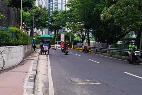 Trotoar Sempit di Jantung Jakarta, Jalan Kaki Tak Lagi Nyaman di Teluk Betung