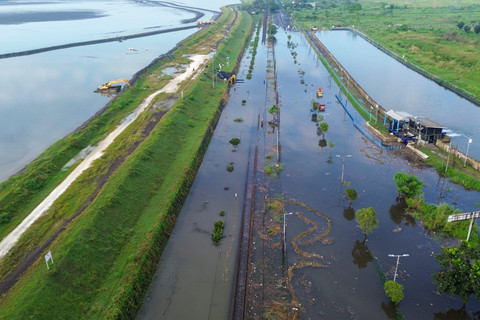 Foto: Banjir Rendam Jalan Raya Porong, Akses Surabaya-Malang Dialihkan