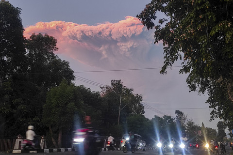 Erupsi Gunung Lewotobi Laki-laki, Warga Sekitar Mengungsi