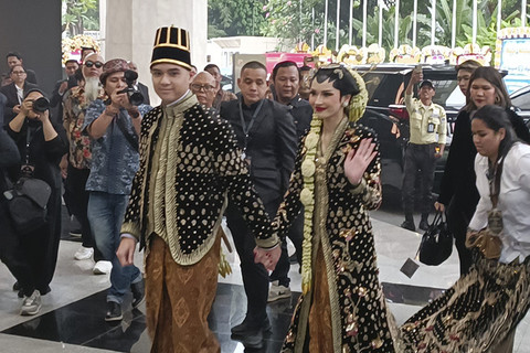 Tiba di Venue Ngunduh Mantu, Al Ghazali-Alyssa Daguise Serasi dengan Busana Jawa
