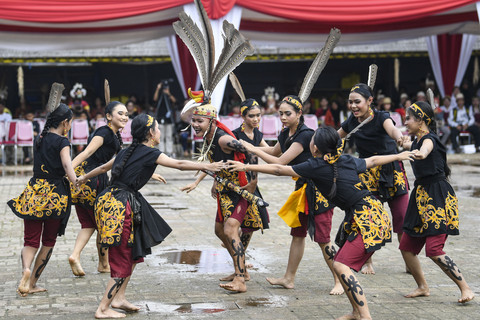 Foto: Melihat Kemeriahan Festival Budaya Dayak di Samarinda
