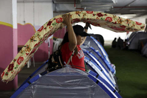 Foto: Iran Gempur Israel, Warga Dirikan Tenda untuk Berlindung di Terminal Bus