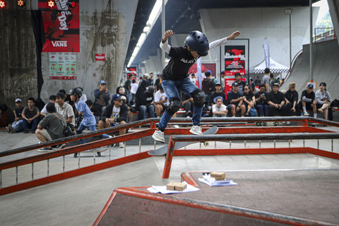Foto: Belajar Beraksi dengan Papan Skate di Hari Skateboard Sedunia