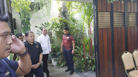 Jokowi Ultah Ke-64, Warga Tumpengan di Depan Rumahnya