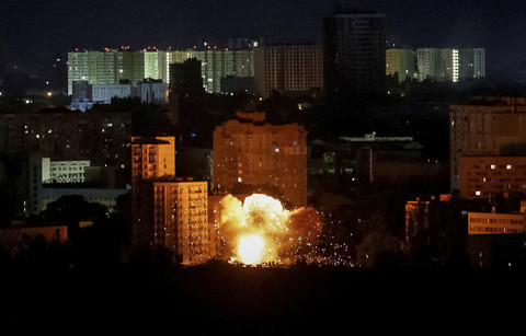 Foto: Langit Ukraina Menyala saat Rudal Rusia Hantam Kota Kiev