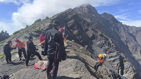 Tim Sar Menjangkau Pendaki Brasil yang Jatuh di Rinjani: Tak Ada Tanda Kehidupan
