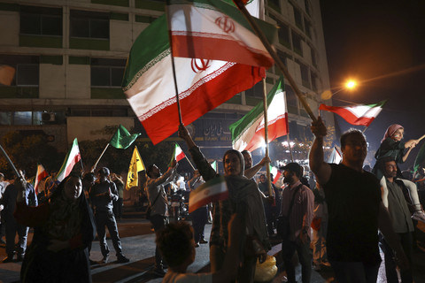 Warga Iran Turun ke Jalan Rayakan Gencatan Senjata dengan Israel