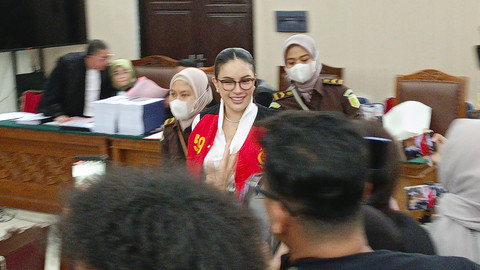 Nikita Mirzani Bantah Isi Dakwaan: Reza Gladys yang Kasih Uang Secara Cuma-cuma