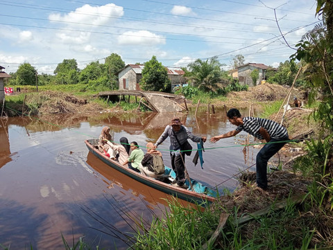 Jembatan Antar Desa di Kubu Raya Roboh, Warga Gunakan Perahu untuk Menyeberang