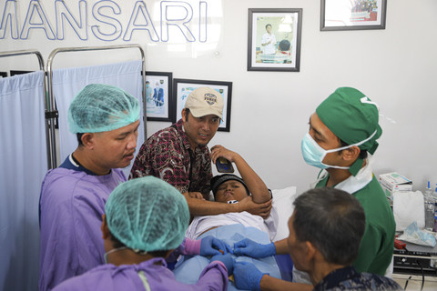 Foto: Suasana Haru Saat Sunatan Massal HUT Jakarta di RSUD Tamansari