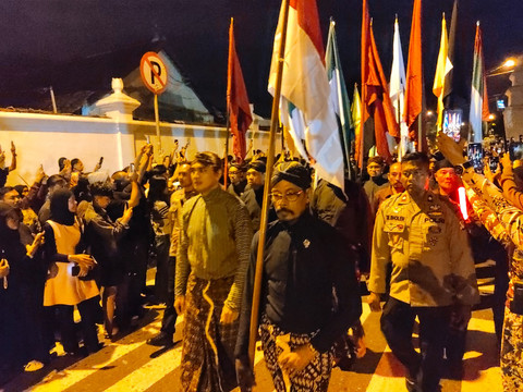 Melihat Tradisi Mubeng Beteng Malam 1 Suro di Yogya