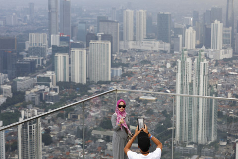 Foto: Menikmati Panorama Kota Jakarta dari Ketinggian 385 Meter