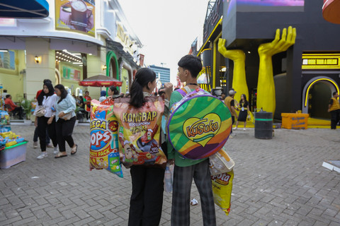 Berburu Jajanan dengan Kemasan Tas Jumbo di Jakarta Fair 2025, Berapa Harganya?