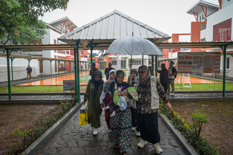 Ortu Siswa Sekolah Rakyat Curhat ke Seskab Teddy