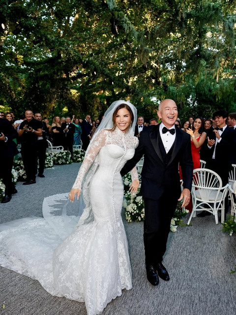 Resmi Menikah dengan Jeff Bezos, Lauren Sánchez Pakai Gaun Dolce & Gabbana