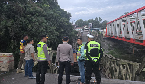 Jembatan Muara Enim-Lahat Roboh: 4 Truk Batu Bara Terperosok ke Sungai