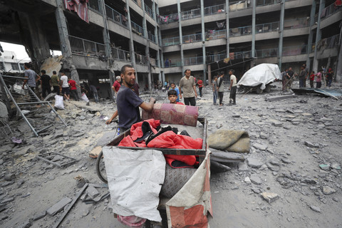 Foto: Israel Serang Sekolah yang Dijadikan Pengungsian di Gaza, 60 Orang Tewas
