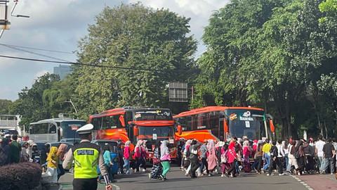 Rombongan Bus dari Sumedang-Garut Bawa Warga, Rayakan HUT Bhayangkara di Monas