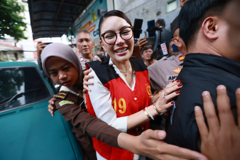 Disambut Para Pendukungnya, Nikita Mirzani Siap Jalani Sidang Eksepsi