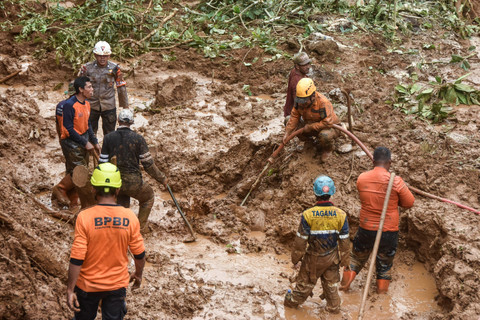 Foto: Tim SAR Mencari Dua Petani yang Tertimbun Longsor di Tasikmalaya