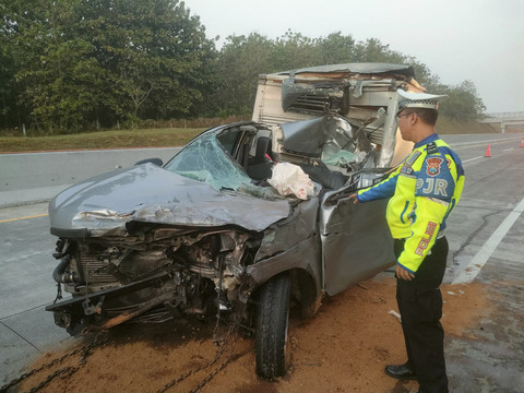 Mobil Boks Tabrak Truk di Tol Ngawi: Sopir Kurang Konsentrasi, Penumpang Tewas