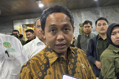 Menteri Raja Juli Pastikan Tak Ada Jual-Beli Pulau Panjang NTB