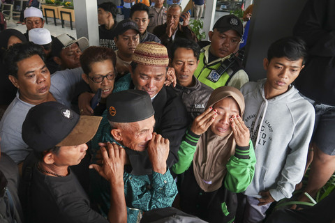 Foto: Tangis Pecah Keluarga Korban KMP Tunu Pratama yang Tenggelam di Selat Bali